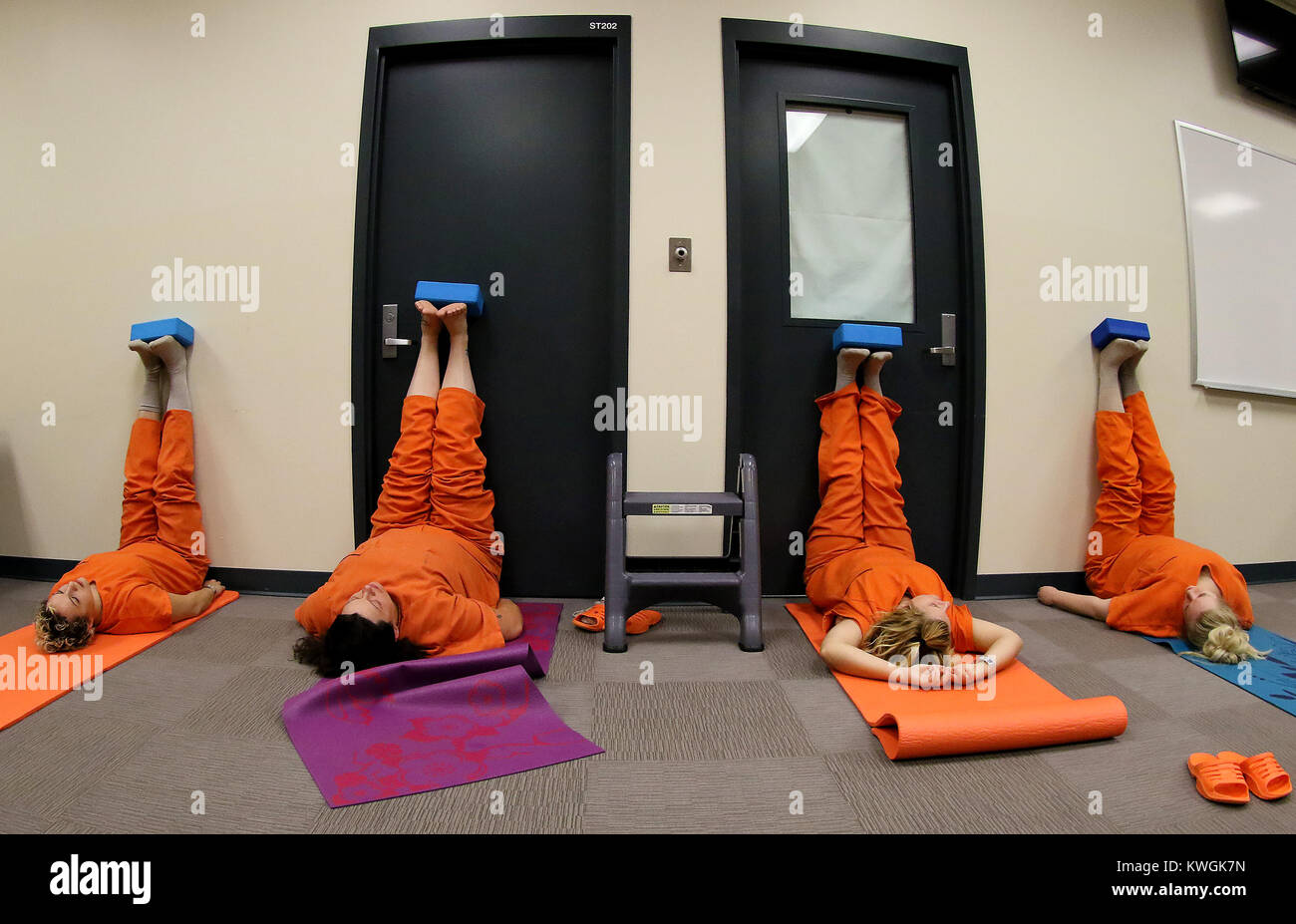 Davenport, Iowa, USA. 11th Oct, 2017. Scott County Jail inmates work on a yoga pose, Wednesday, October 11, 2017, during a jail yoga class held at the Scott County Jail. The class is taught by volunteer instructor Joan Marttila. Credit: John Schultz/Quad-City Times/ZUMA Wire/Alamy Live News Stock Photo