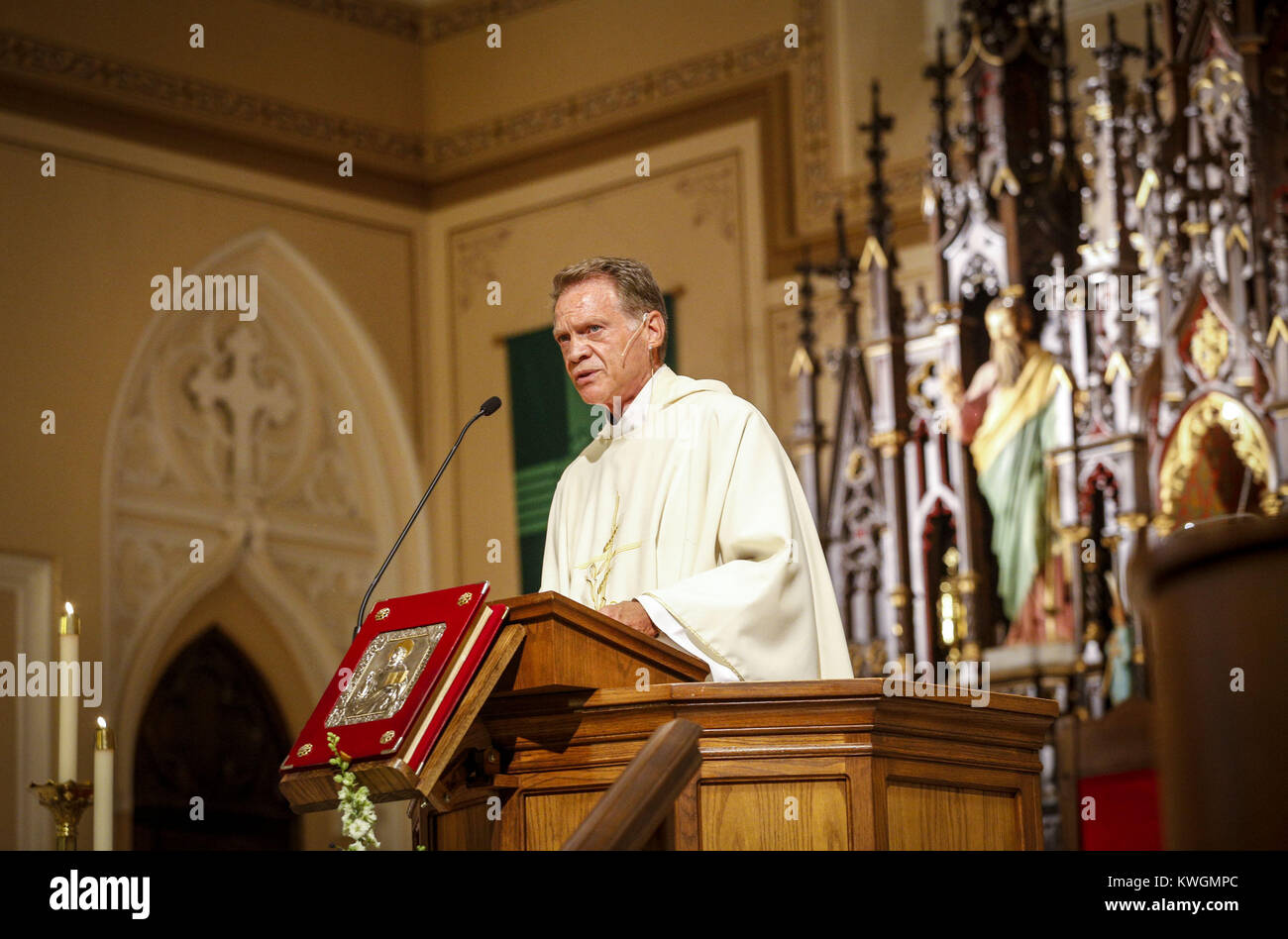 Davenport, Iowa, USA. 24th Sep, 2016. Fr. Richard Adam delivers his homily at the funeral service of state Rep. Joe Seng at Sacred Heart Cathedral in Davenport on Saturday, September 24, 2016. The funeral for state Rep. Joe Seng, 69, who died Sept. 16 of a brain tumor was held before a number of family members, friends, and colleagues. Credit: Andy Abeyta/Quad-City Times/ZUMA Wire/Alamy Live News Stock Photo