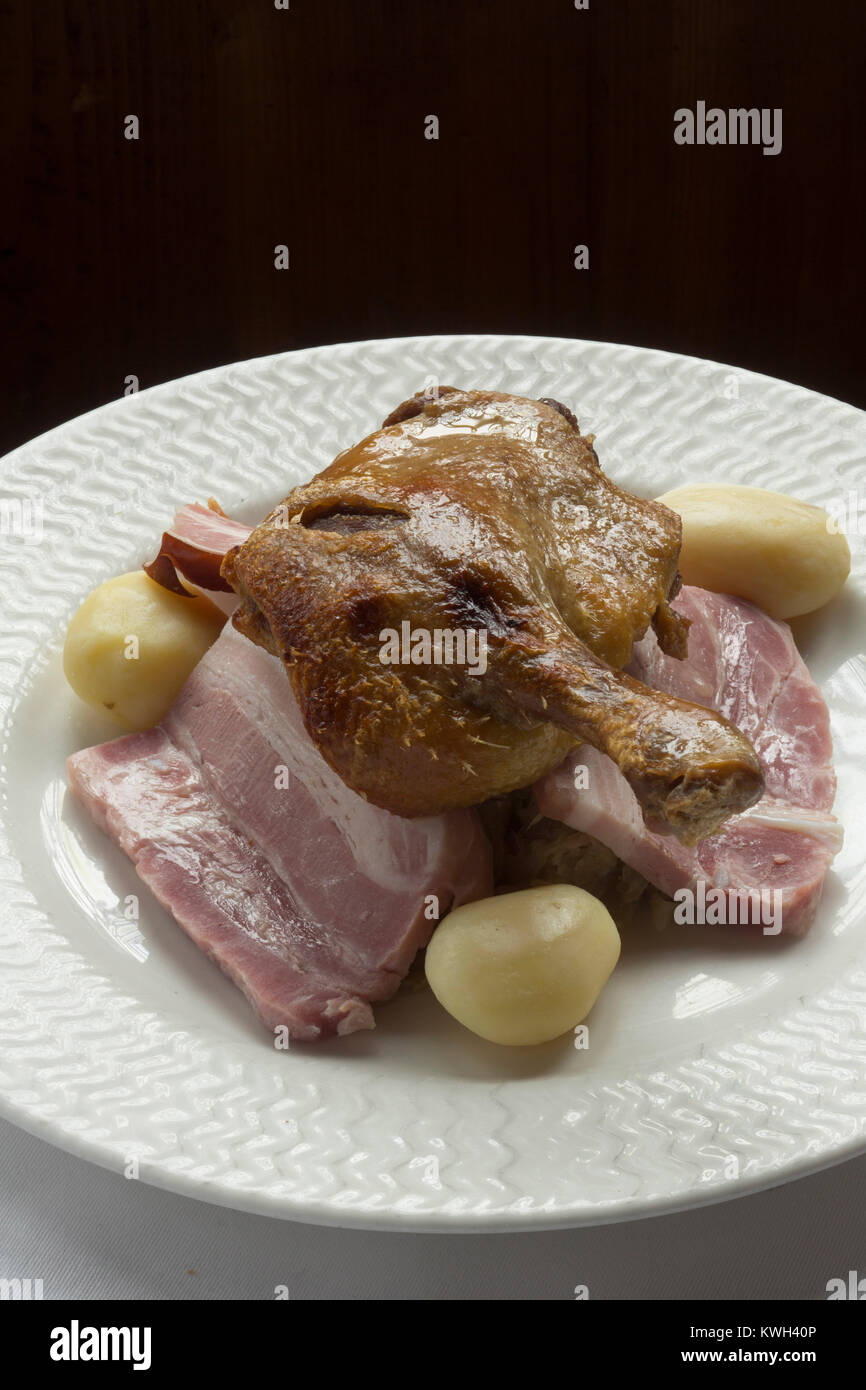 Europe/France/Alsace/Bas-Rhin/Strasbourg. La Maison Kammerzell. Choucroute de canard//Duck sauerkraut Stock Photo