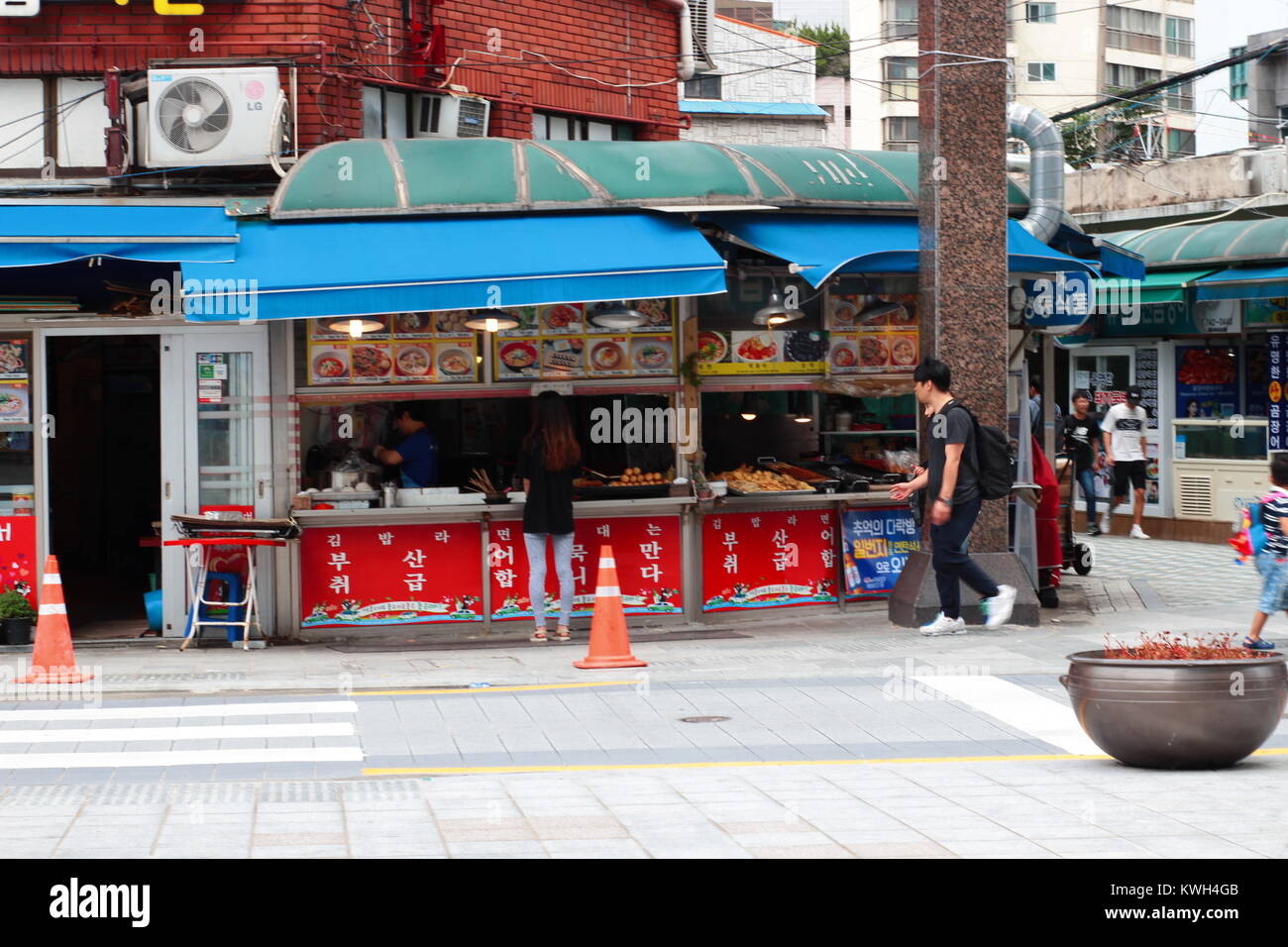Korean street food stall in traditional market Stock Photo - Alamy