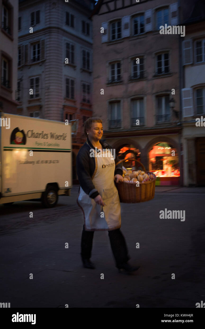 Europe/France/Alsace/Bas-Rhin/Strasbourg. La Maison Kammerzell. Les livraisons avant l'aube.// Produce is delivered befot dawn. Stock Photo