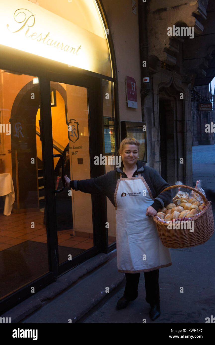 Europe/France/Alsace/Bas-Rhin/Strasbourg. La Maison Kammerzell. Les livraisons avant l'aube.// Produce is delivered befot dawn. Stock Photo