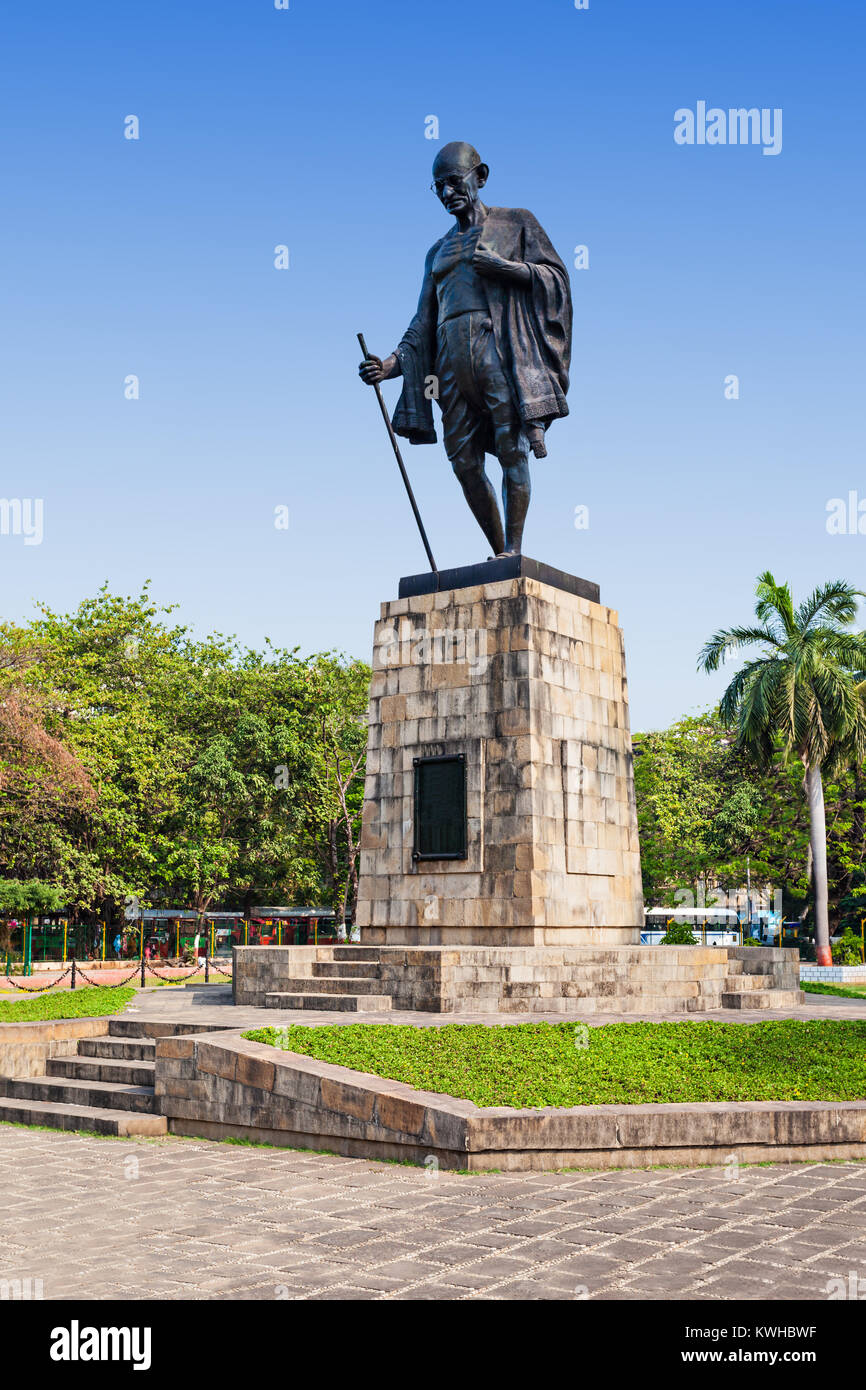 Mahatma Gahdhi statue in the center of Mumbai, India Stock Photo Alamy