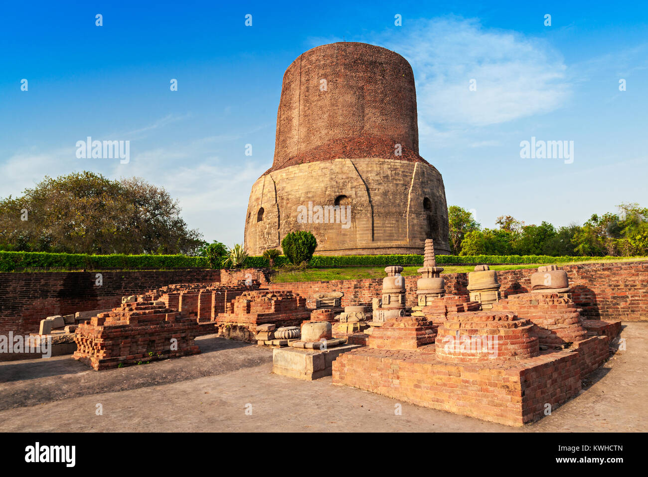 Dhamekh Stupa and ruins in Sarnath, India Stock Photo