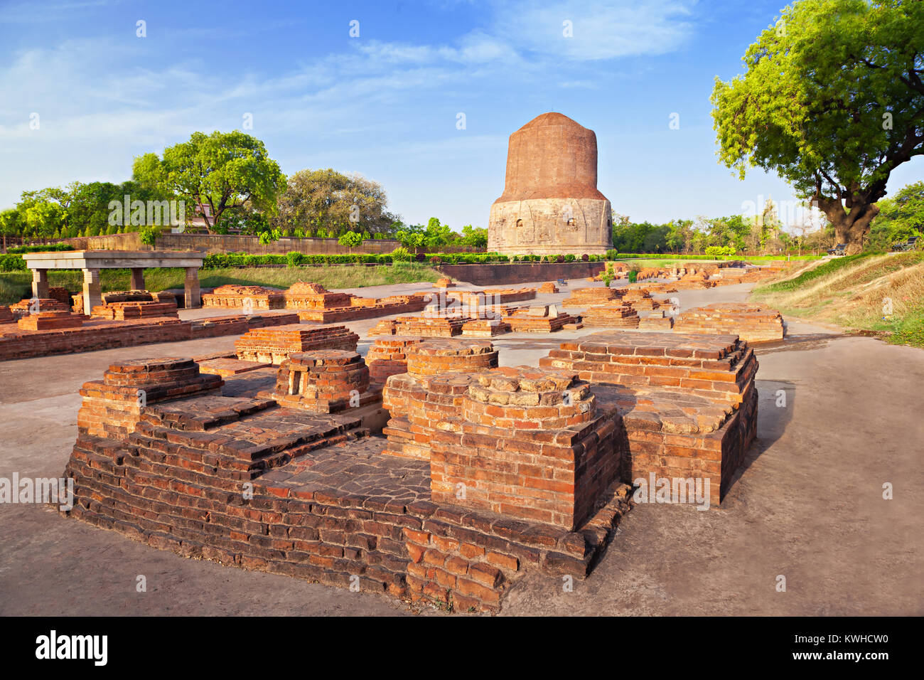 Dhamekh Stupa and Panchaytan temple ruins, Sarnath, Varanasi, India Stock Photo