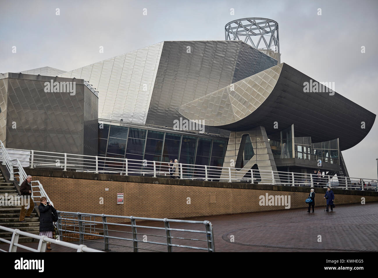 The Lowry theatre and gallery complex situated on Pier 8 at Salford Quays by architect Michael Wilford Stock Photo