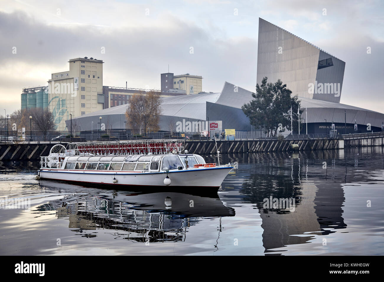 Modern Imperial War Museum North ( IWM North) Trafford Park, Greater Manchester, England. Bridgewater Cruise leaving on Ship Canal Salford Quays Stock Photo