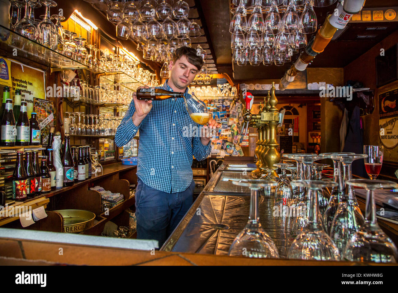 Bartender pouring Belgian beer in glass in Flemish café 't Brugs Beertje in Bruges / Brugge, West Flanders, Belgium Stock Photo