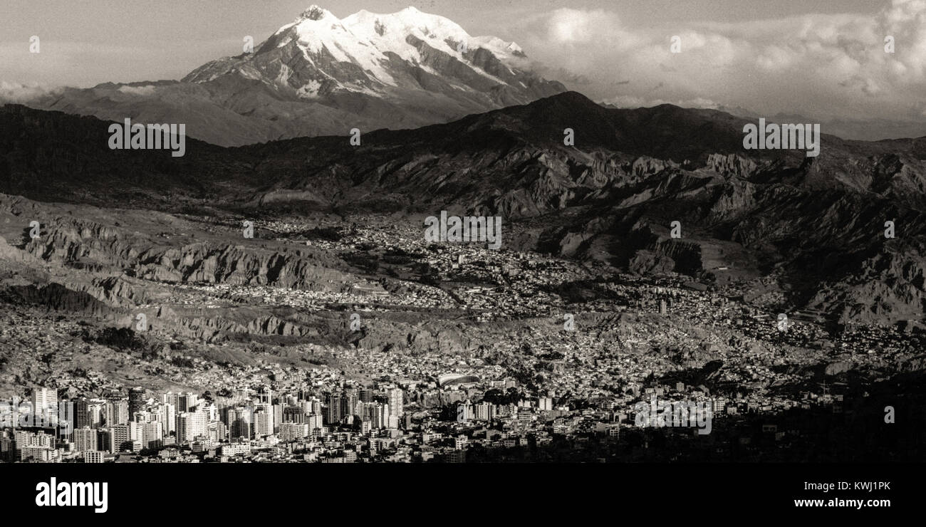 Cityscape with mountain range in the background, Macrodistrito Maximiliano Paredes, La Paz, Bolivia Stock Photo