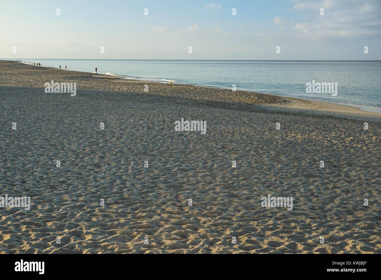 Art Beautiful sunrise over the tropical beach Stock Photo - Alamy