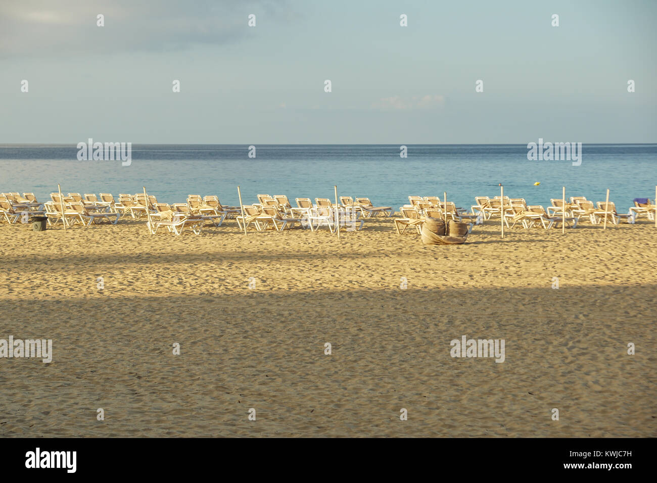 Art Beautiful sunrise over the tropical beach Stock Photo - Alamy
