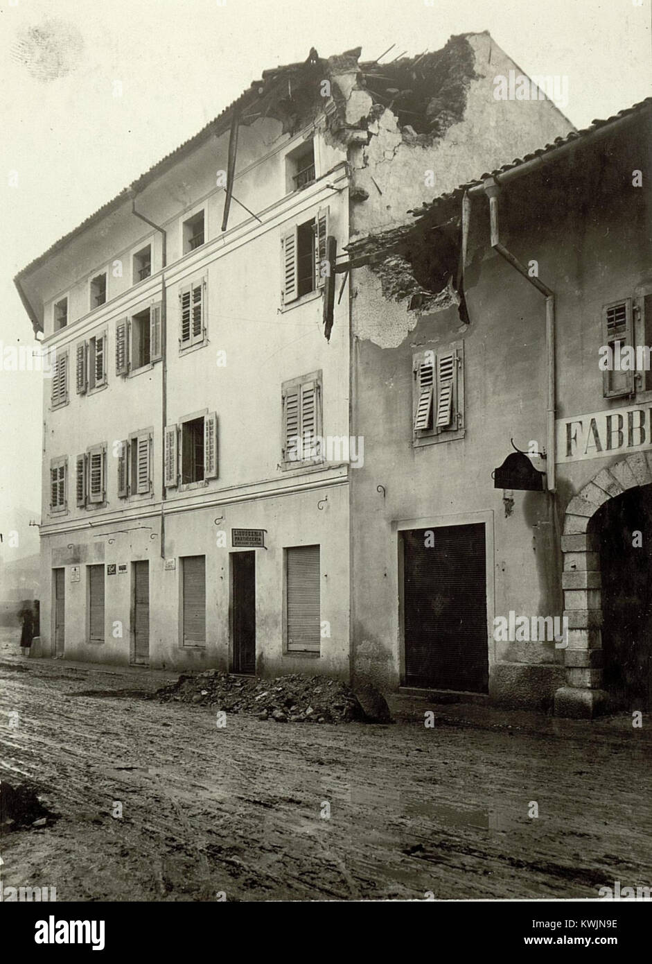 Zerstörungen in Gorizia (Görz), der Eingang zur (Bolko) Kaserne an der Via Trieste (BildID 15464769) Stock Photo