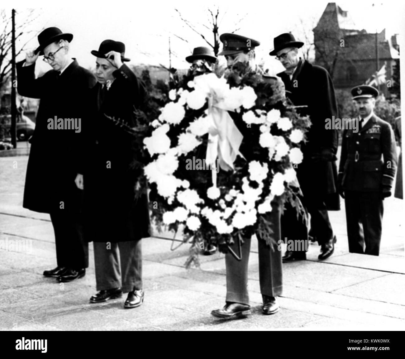 Jawaharlal Nehru places a wreath at Canada’s National War Memorial Stock Photo