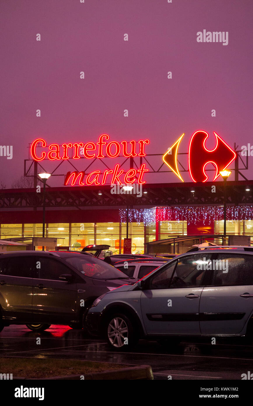 Carrefour supermarket france hi-res stock photography and images - Page 3 -  Alamy