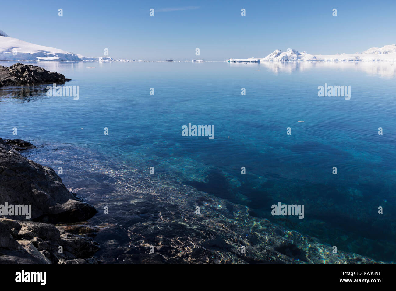 Snow & ice covered Antarctica landscape Stock Photo Alamy