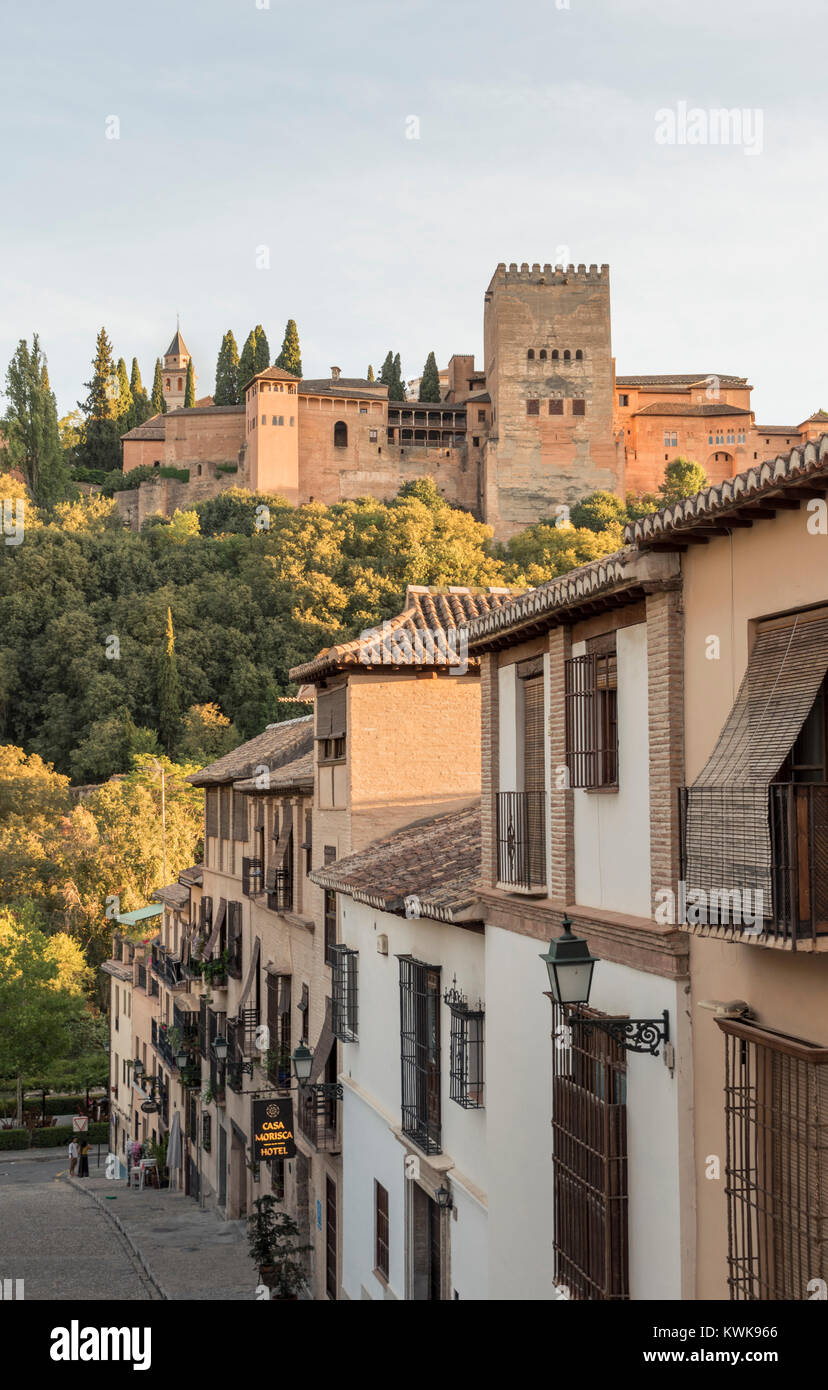 pretty-houses-and-winding-streets-in-the-albaicin-district-of-granada