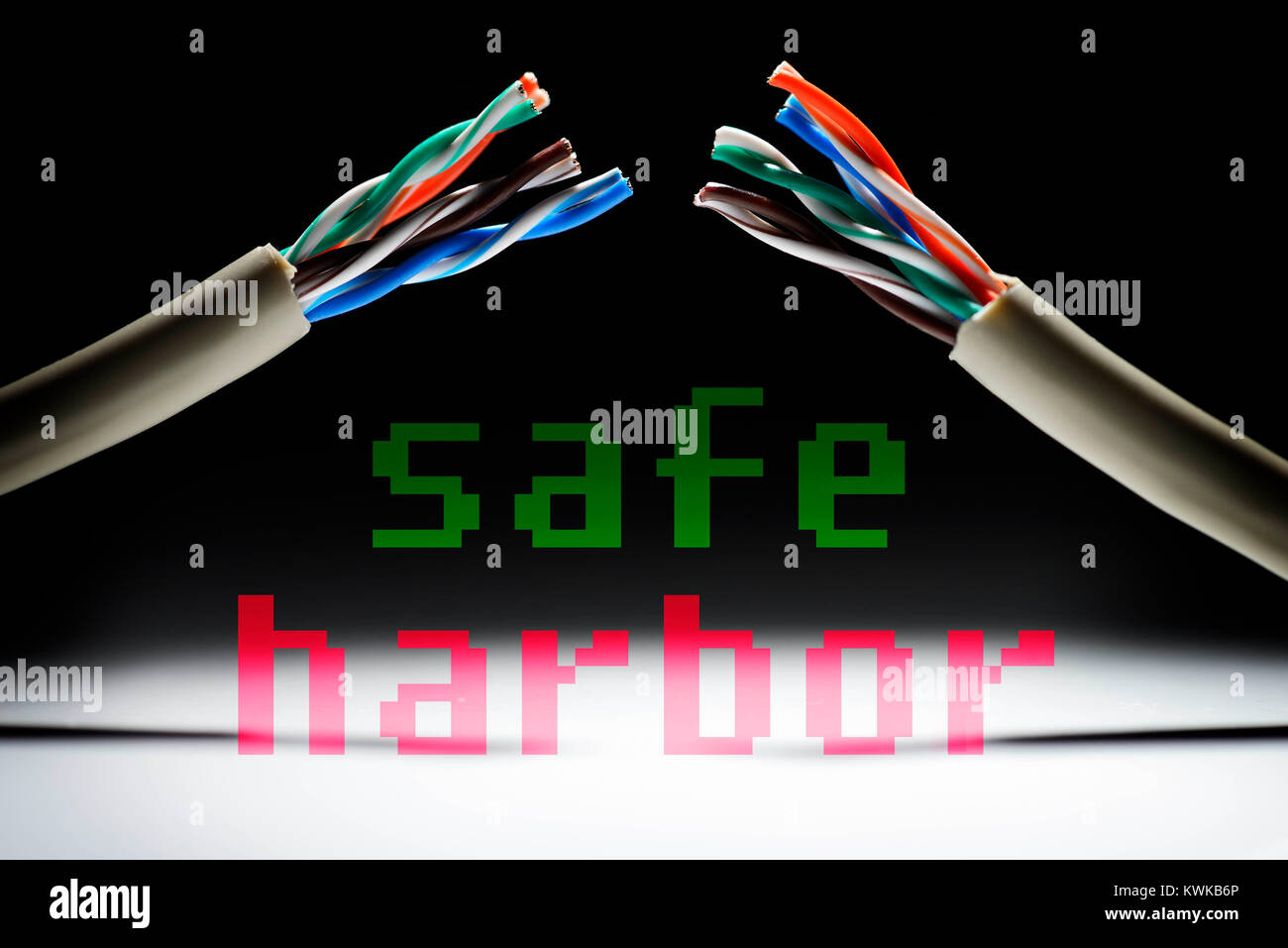 Cut Internet cable, data protection agreement safe Harbor invalid, Durchgeschnittenes Internetkabel, Datenschutzabkommen Safe Harbor ung?ltig Stock Photo