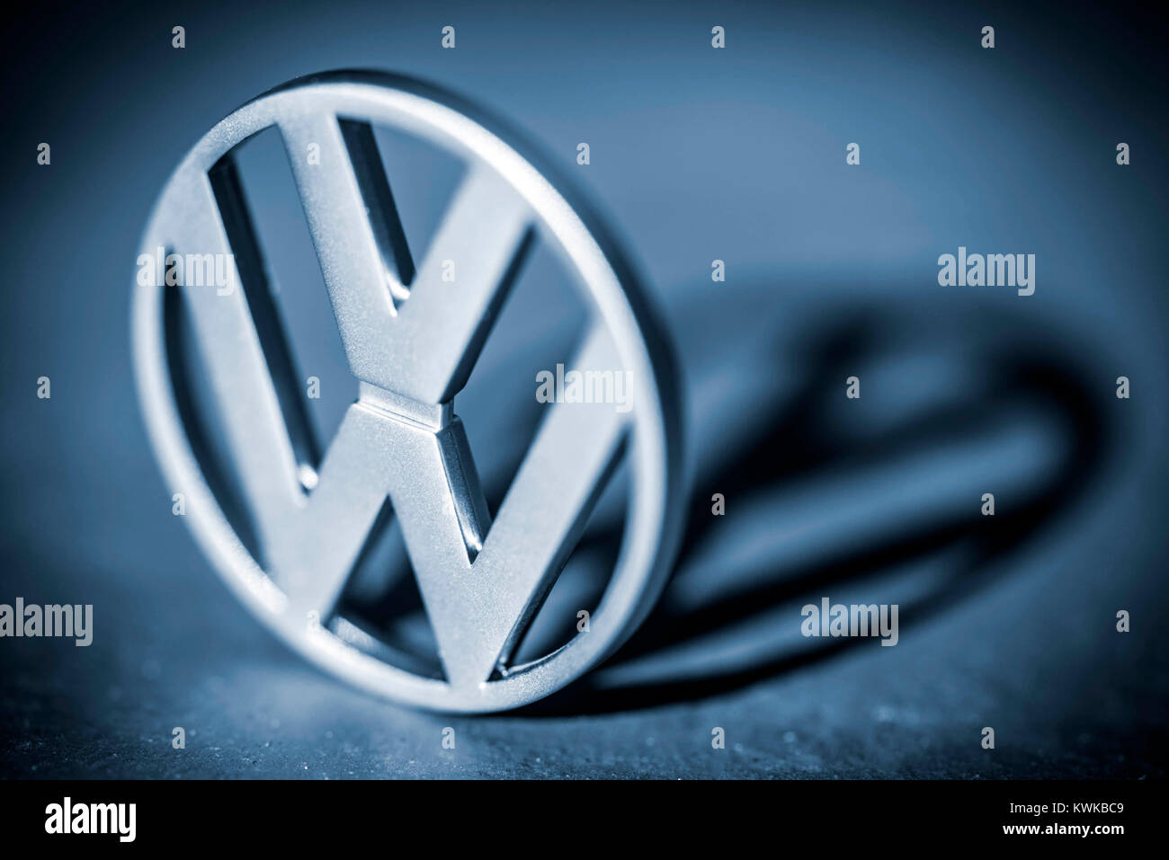 VW logo throws shade, symbolic photo to VW-exhaust gas scandal, VW-Logo wirft Schatten, Symbolfoto VW-Abgasskandal Stock Photo