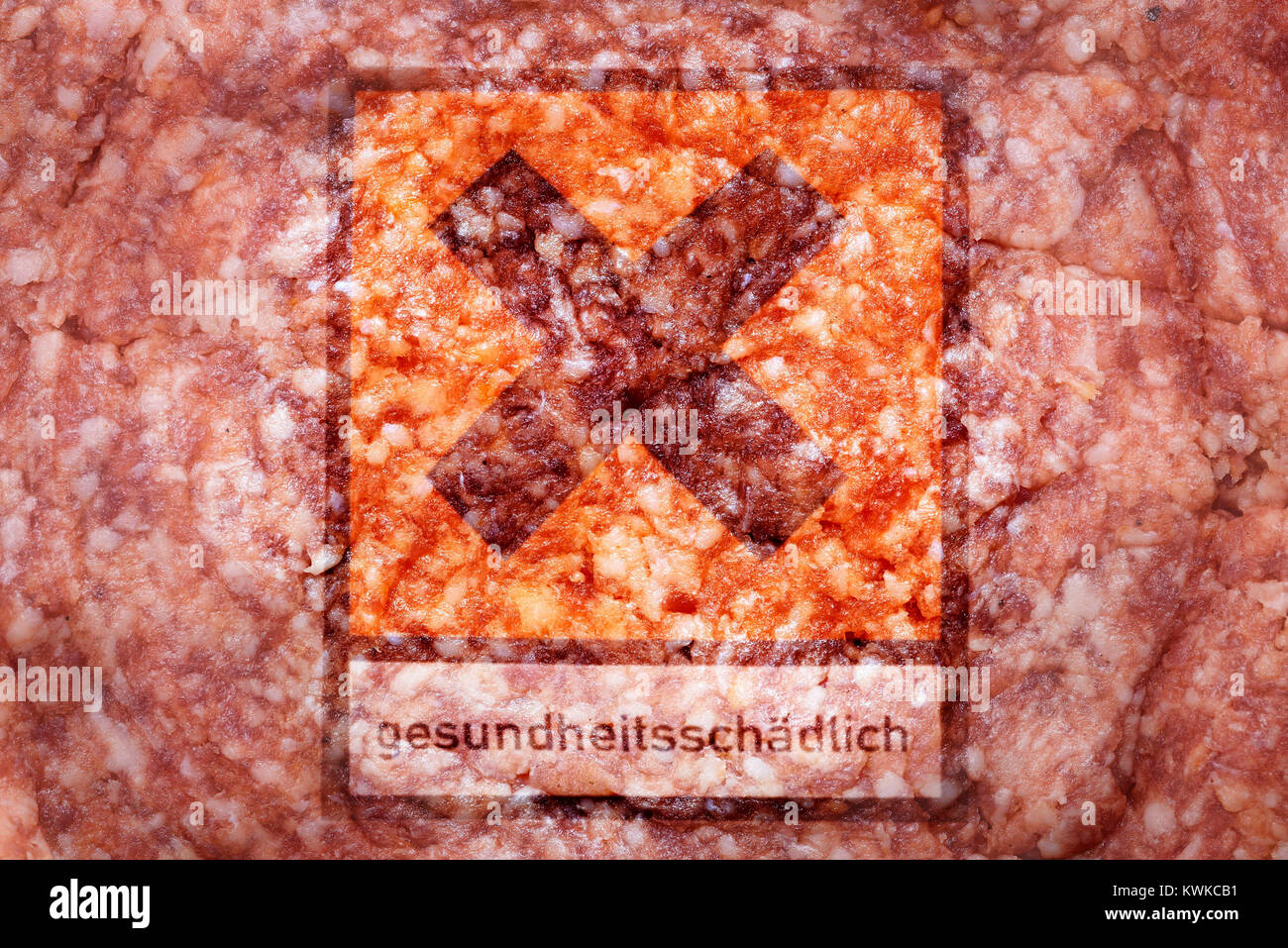 Sausage and warning label, WHO classifies sausage as cancer-causing, Wurst und Warnlabel, WHO stuft Wurst als krebserregend ein Stock Photo