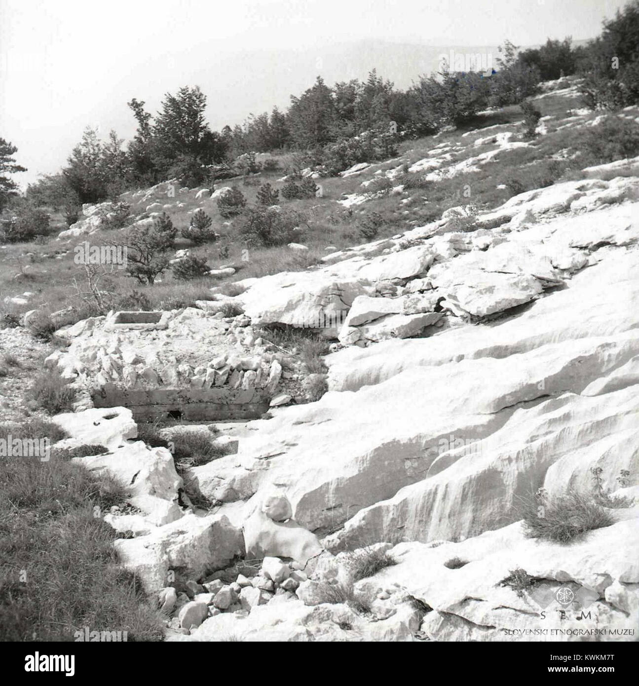 'Školje', 'škauenca' s šterno in žlebom za vodo za ovce. Sedaj opuščeno 1958 Stock Photo