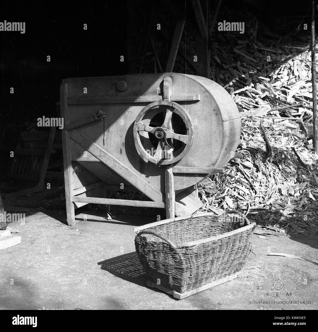 Košara' (za krompir, repo, rezanco), v ozadju 'pajkelj' za žito čistit, Št.  Pavel 1950 Stock Photo - Alamy