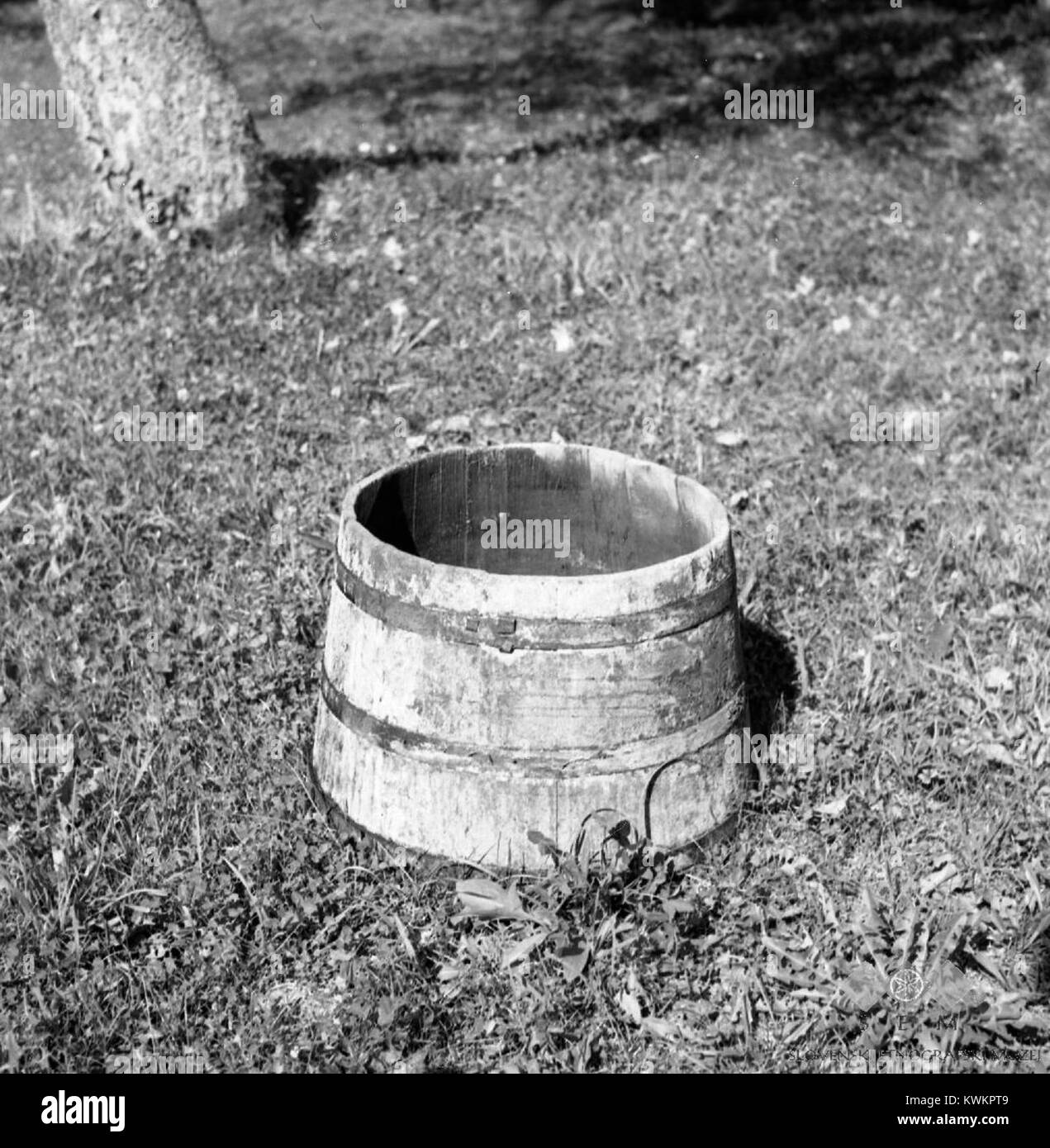 Радоновый колодец. Жизнь как колодец там вода. Жизнь как колодец там вода. Мемы про стакан. Водяное колесо для поднятия воды.