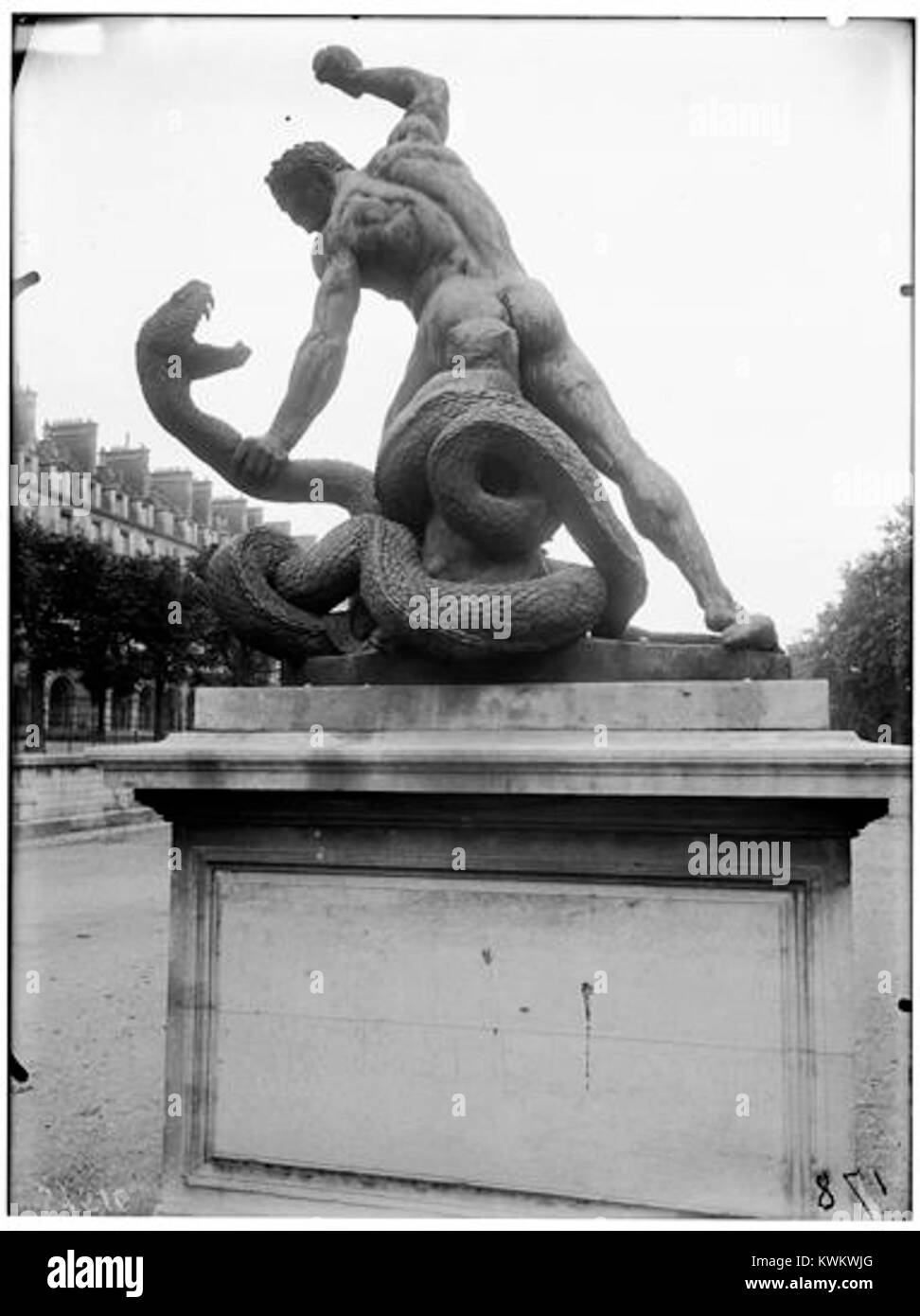 Jardin des Tuileries - Statue d'Hercule combattant Acheloüs métamorphosé en serpent - Paris 01 - Médiathèque de l'architecture et du patrimoine - APMH00037516 Stock Photo