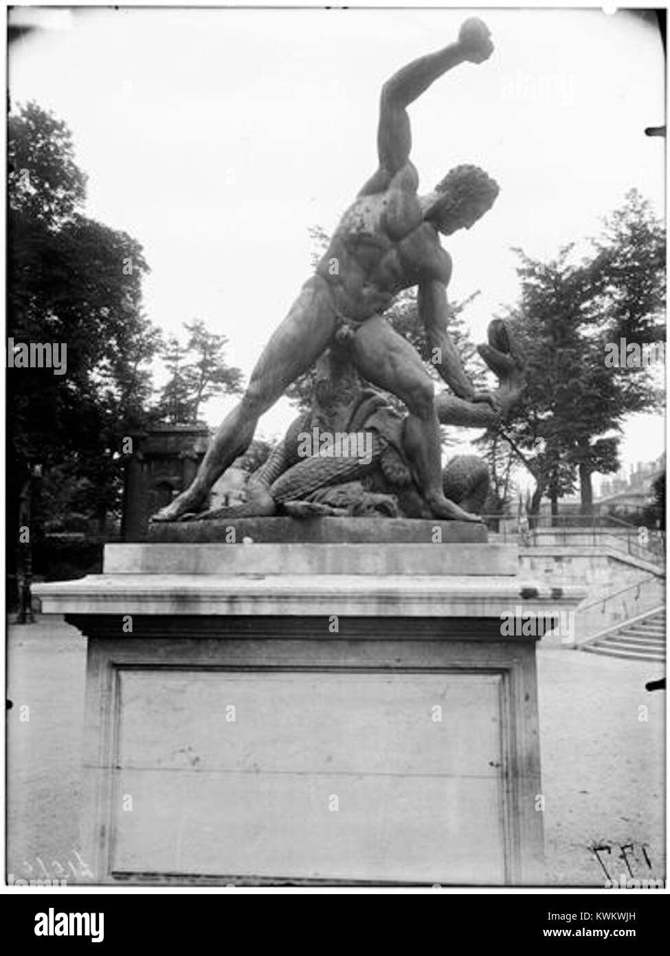 Jardin des Tuileries - Statue d'Hercule combattant Acheloüs métamorphosé en  serpent - Paris 01 - Médiathèque de l'architecture et du patrimoine -  APMH00037517 Stock Photo - Alamy