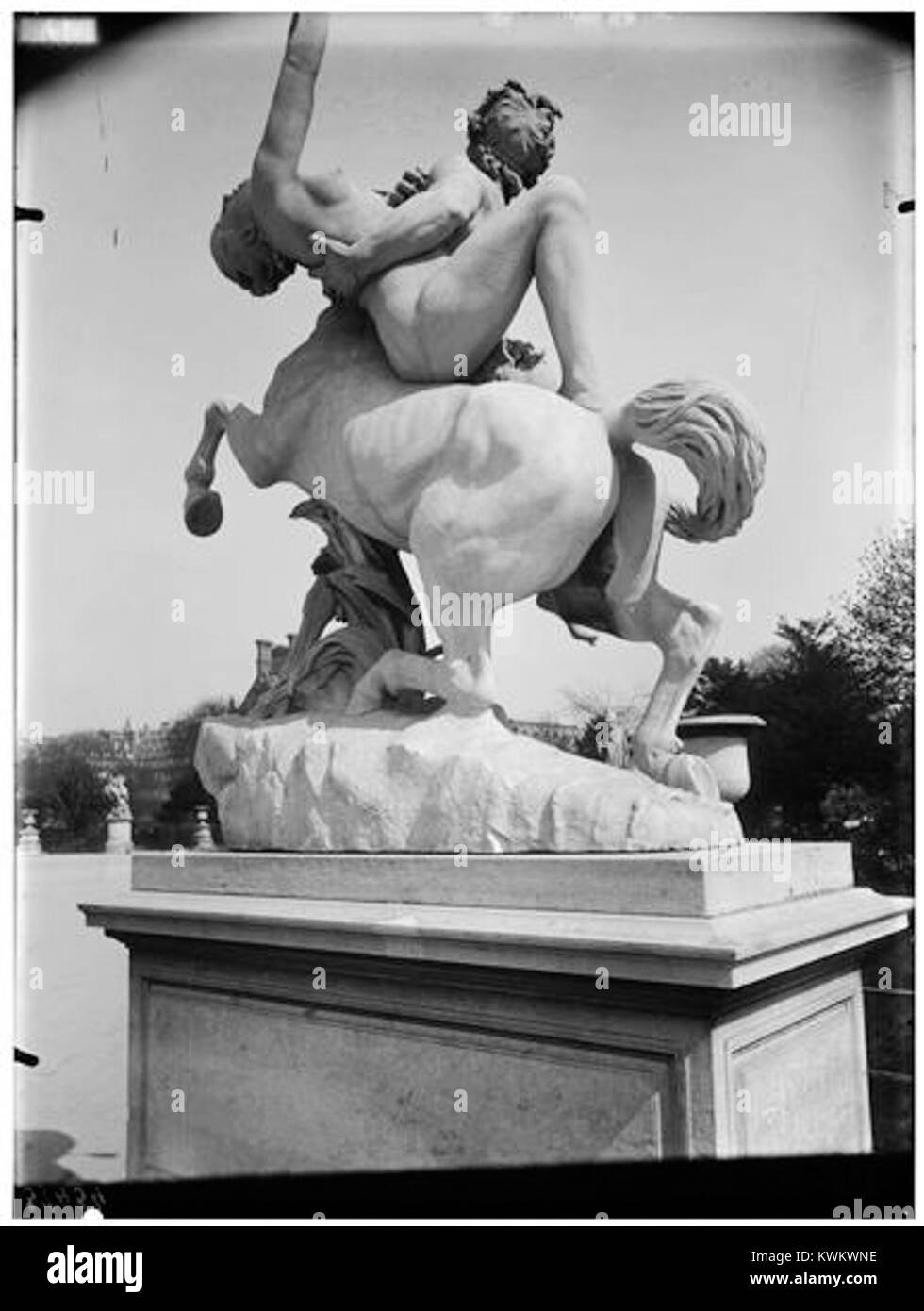 Jardin des Tuileries Statue du centaure Nessus enlevant Déjanire