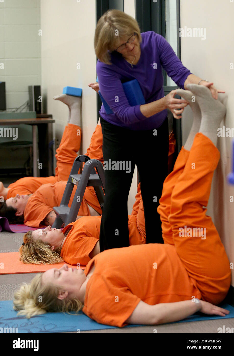 Davenport, Iowa, USA. 11th Oct, 2017. Instructor and volunteer Joan Marttila helps inmate Melinda Heyvaert get into a yoga pose, Wednesday, October 11, 2017, during a jail yoga class held at the Scott County Jail. Credit: John Schultz/Quad-City Times/ZUMA Wire/Alamy Live News Stock Photo