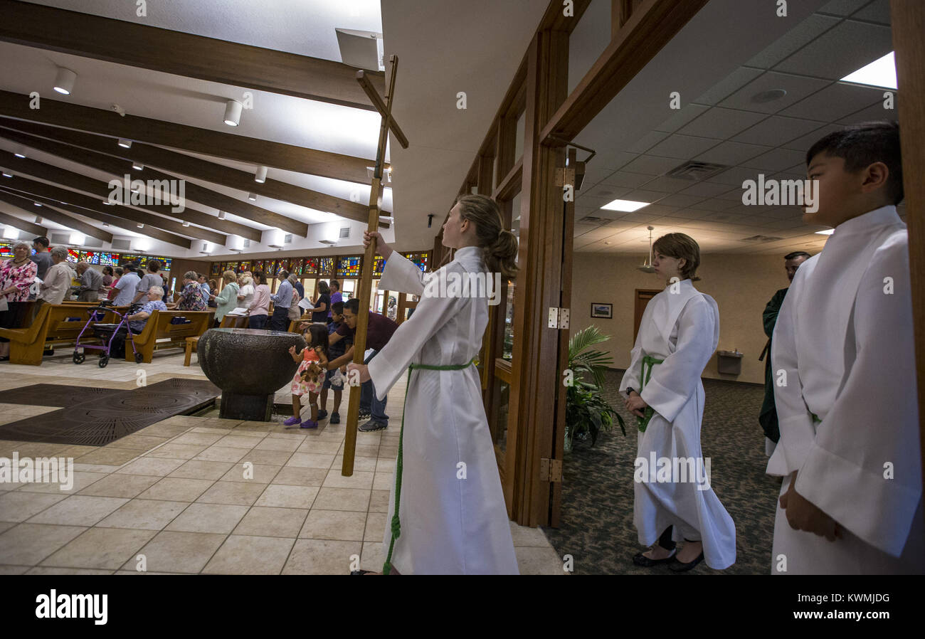 Bettendorf, Iowa, USA. 3rd Sep, 2017. Young altar servers enter to