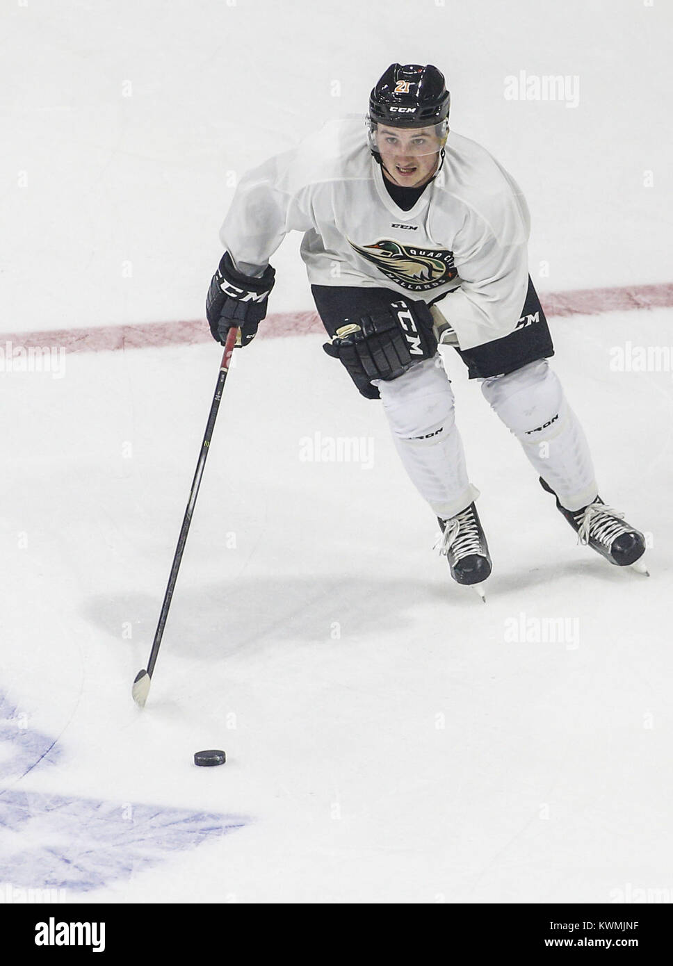 Davenport, Iowa, USA. 5th Oct, 2016. Forward Connor Brown (21) looks to take a shot during the first day of training camp for the Mallards at the iWireless Center in Moline on Wednesday, October 5, 2016. Credit: Andy Abeyta/Quad-City Times/ZUMA Wire/Alamy Live News Stock Photo