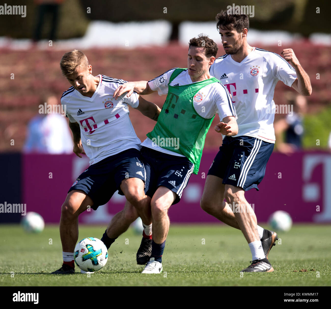 Doha Qatar 4th Jan 18 Bayern Munich S Niklas Dorsch L R Sebastian Rudy Und Javi Martinez Participate In A Training Session In Doha Qatar 4 January 18 Between 2 January And 7 January Doha Qatar 4th Jan 18 Bayern Munich S Niklas Dorsch L R Sebastian Rudy Und Javi Martinez Participate In A Training Session In Doha Qatar 4 January 18 Between 2 January And 7 January