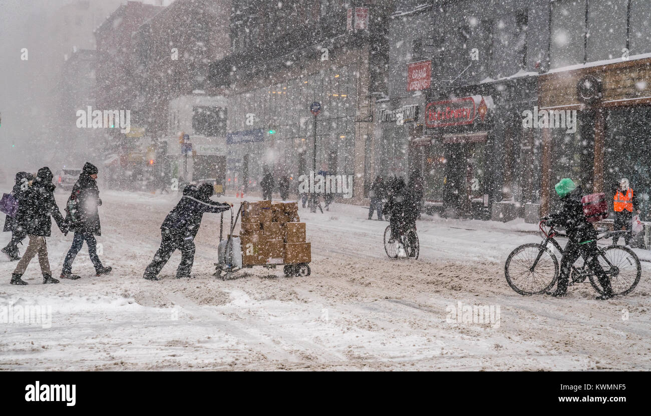 New York, USA, 4 Jan 2018.  People cross Lexington Avenue under a heavy snowstorm which meteorologists called 'bombogenesis' or 'bomb cyclone', that brought record snow, bitter cold and strong winds over New York on January 4, 2018. Photo by Enrique Shore/Alamy Live News Stock Photo