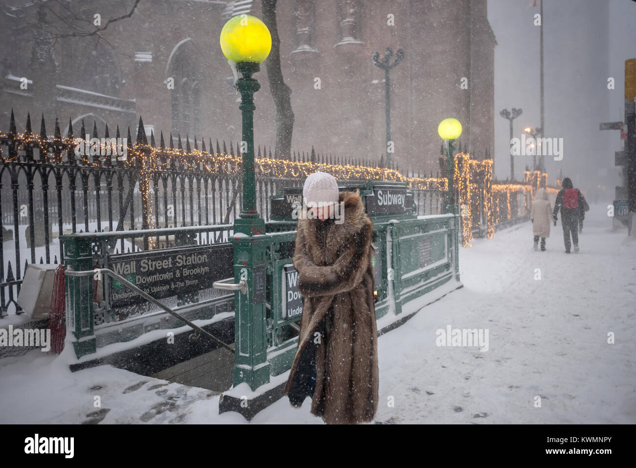 New York, USA. 04th Jan, 2018. Tourists and workers trudge through the snow in Lower Manhattan during the first nasty winter storm of the new year on Thursday, January 4, 2018. Mother Nature is predicted to dump 5 to 8 inches of snow in the city and to make matters worse, is adding gusty winds into the mix. The snow will be followed by single digit temperatures guaranteeing that the mounds of the white stuff will never melt. ( © Richard B. Levine) Credit: Richard Levine/Alamy Live News Stock Photo