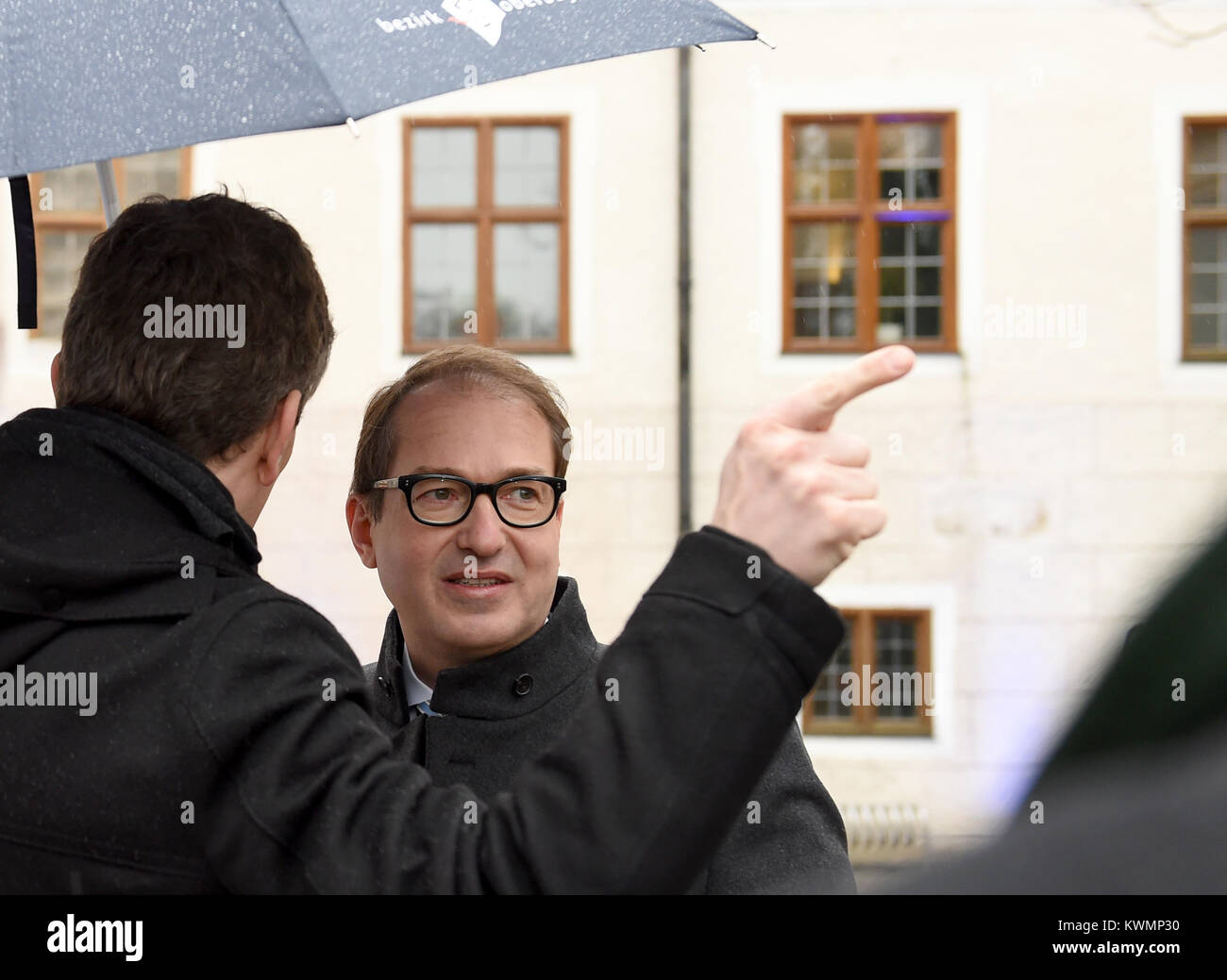Seeon, Germany. 4th Jan, 2018. Group leader of the Bavarian Christian Social Union Alexander Dobrindt answers questions to reporters while he arrives at the monastery of Seeon, Germany, 4 January 2018. Credit: Andreas Gebert/dpa/Alamy Live News Stock Photo