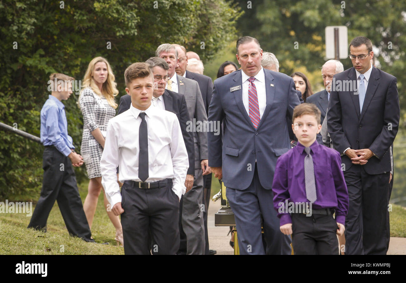 Davenport, Iowa, USA. 24th Sep, 2016. Dan DeVries of the Halligan-McCabe-DeVries Funeral Home leads the casket of state Rep. Joe Seng along with a procession of family and friends at Sacred Heart Cathedral in Davenport on Saturday, September 24, 2016. The funeral for state Rep. Joe Seng, 69, who died Sept. 16 of a brain tumor was held before a number of family members, friends, and colleagues. Credit: Andy Abeyta/Quad-City Times/ZUMA Wire/Alamy Live News Stock Photo