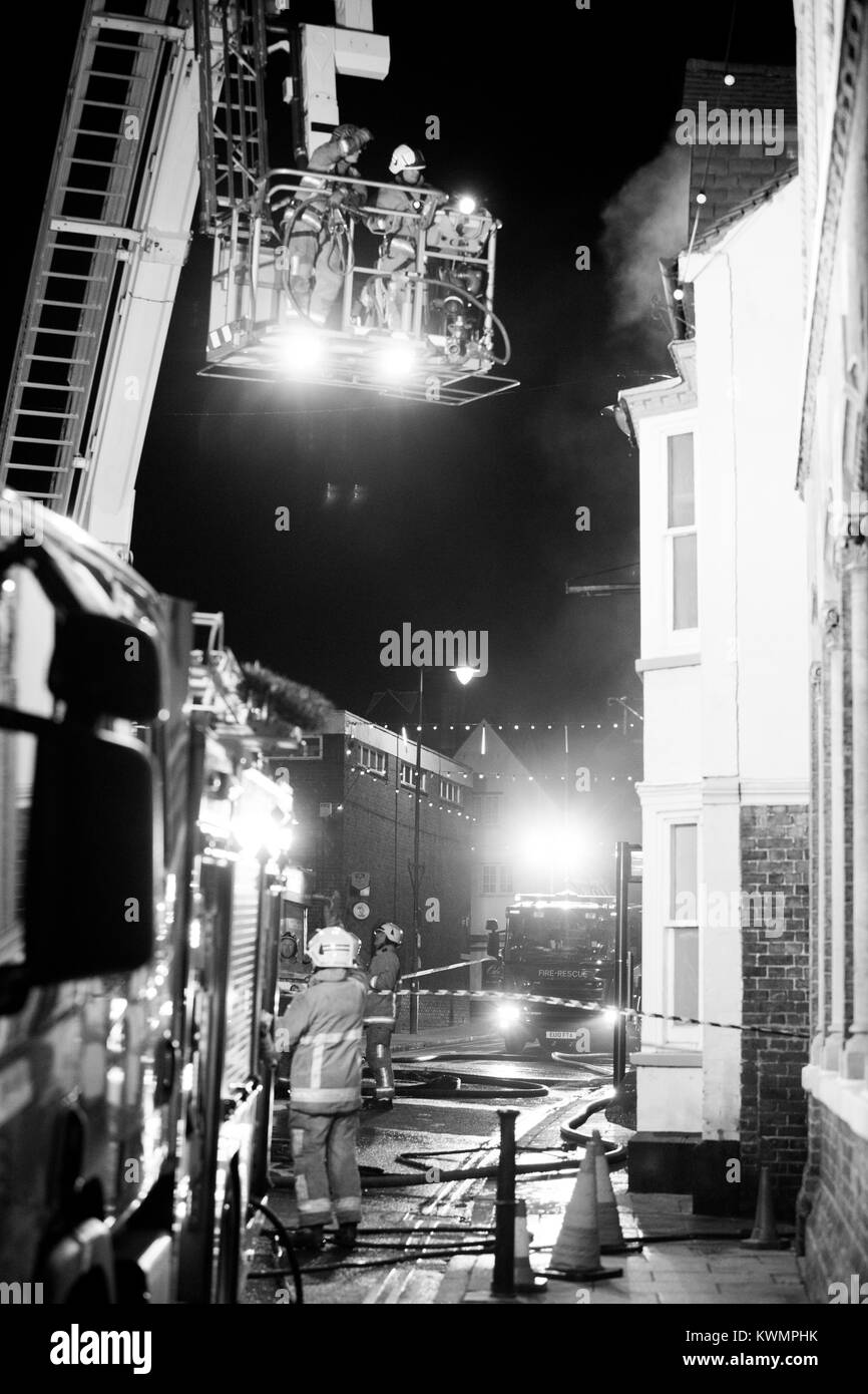 Rochford, Essex, UK 4th January 2018: Essex County Fire and Rescue Service attended a Fire at the former Kings Head Public House, Rochford this evening. Pumps from Rochford, Hawkwell, Leigh & Southend attended. About 18:30 it was reported that the whole of the first floor had been lost! An aerial host from Southend was deployed as the fire spread into the roof of the building. The Square and Back Lane in Rochford were closed whilst Firefighters dealt with the incident. Credit: Graham Eva/Alamy Live News Stock Photo