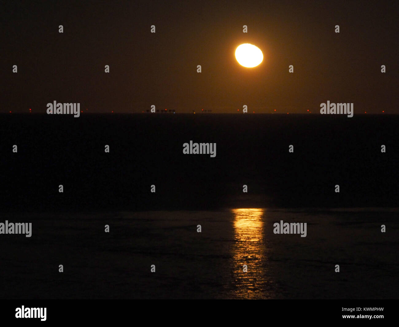 Minster on sea, Kent, UK. 4th Jan, 2018. UK Weather: the 94% full moon rises up behind the Red Sand Towers in the Thames Estuary as seen from Minster on sea, Kent. There are 7 forts in the Red Sands group, at the mouth of the Thames Estuary. The Maunsell Forts were armed towers built in the Thames estuary during the Second World War to help defend London and the United Kingdom. Credit: James Bell/Alamy Live News Stock Photo