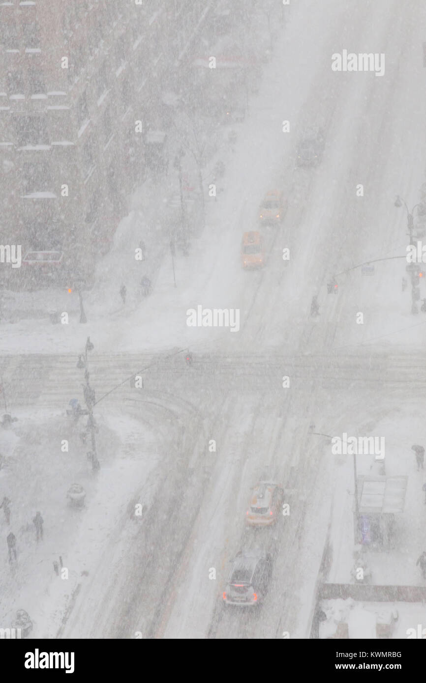 New York City, USA. 4th January, 2018. Treacherous whiteout conditions make driving dangerous on E. 34th Street at the Madison Avenue intersection. Credit: Patti McConville/Alamy Live News Stock Photo
