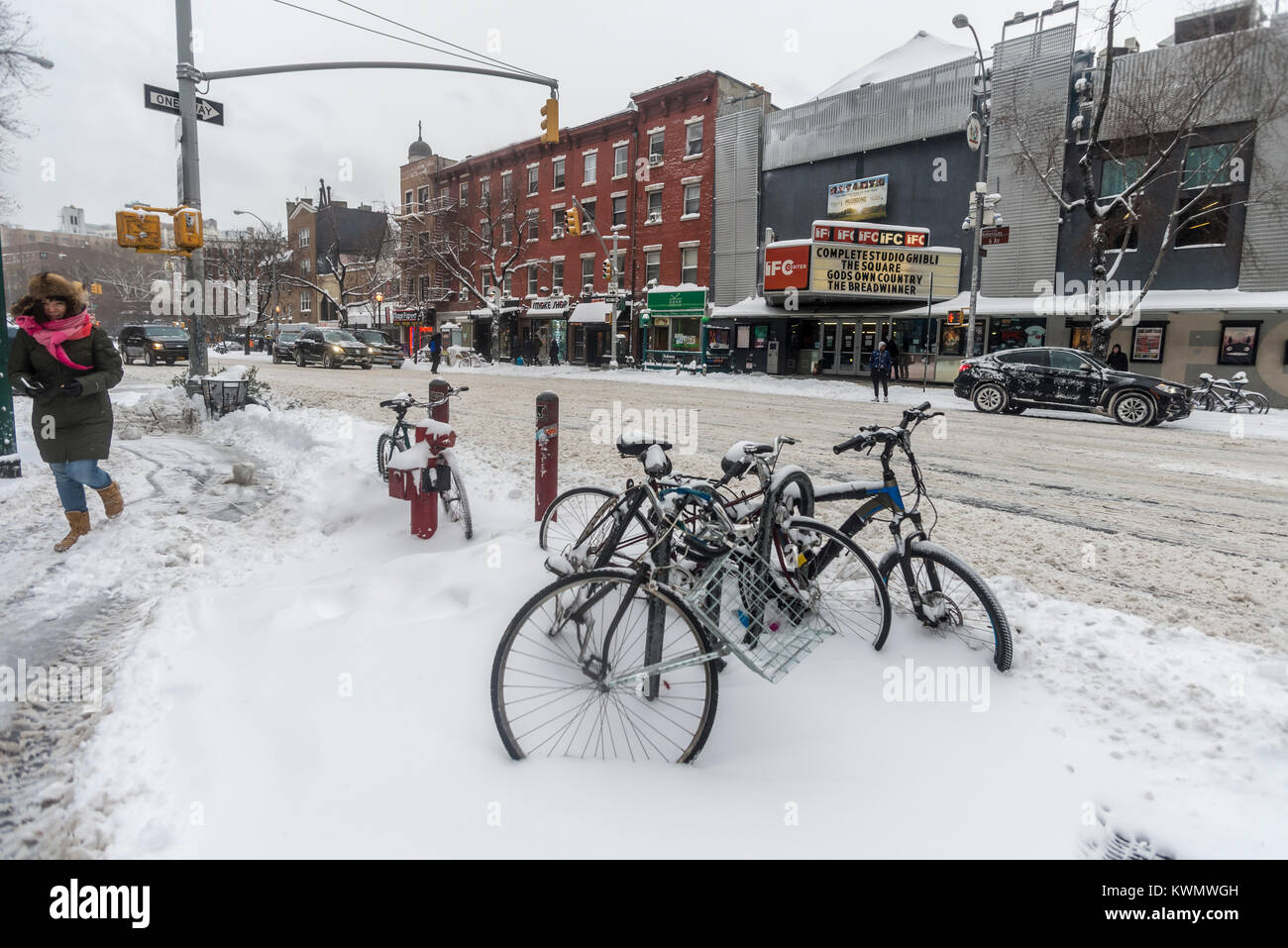 New York, USA. 4th Jan, 2018. New Yorkers trudge through the first snowstorm of  2018. The unusual storm, called a 'Bomb Cyclone' covered the eastern part of the US, from Florida to the Northeast and intensified Wednesday. It is expected to be one of he strongest storms in US history. CREDIT: ©Stacy Walsh Rosenstock/Alamy Live News Stock Photo