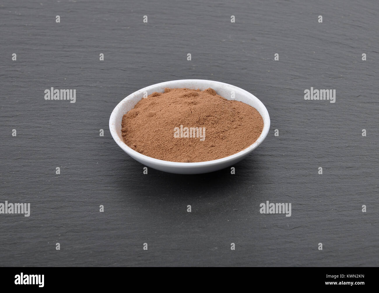 Bowl with cocoa powder on shale Stock Photo - Alamy