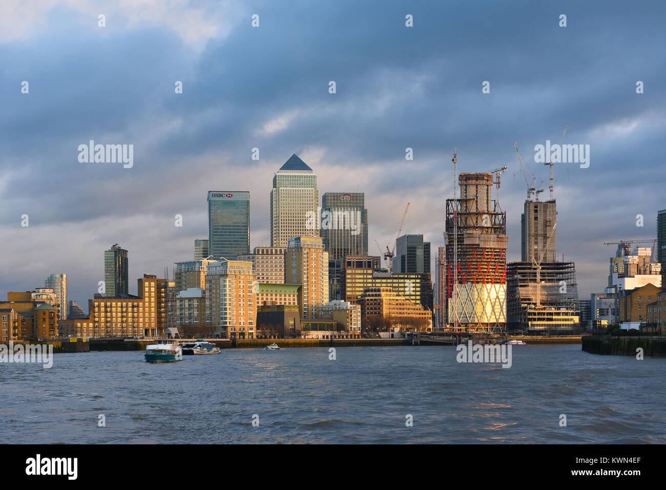 Canary wharf skyline cloud hi-res stock photography and images - Alamy