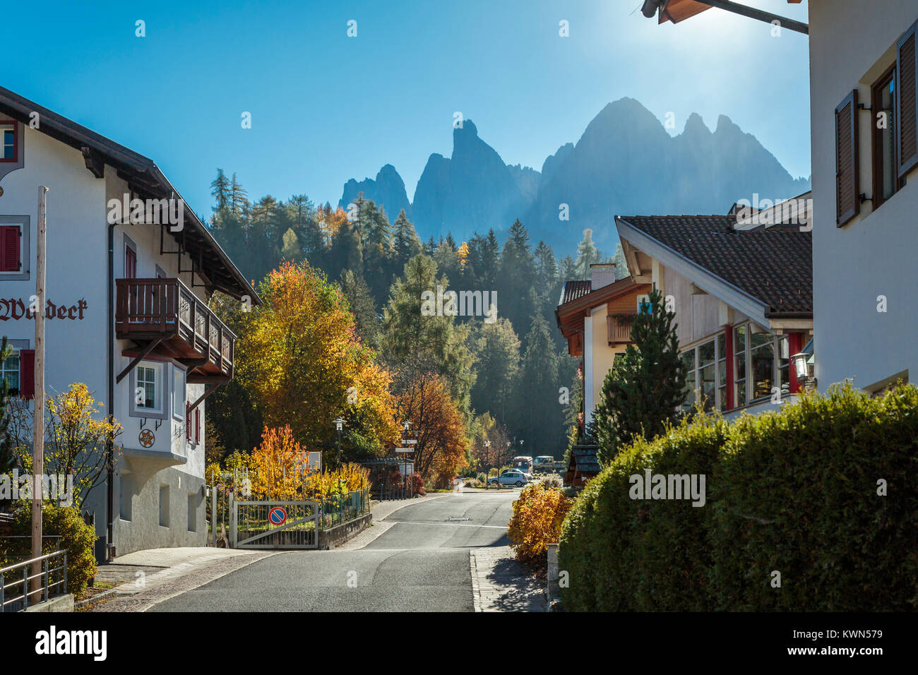 The Val di Funes Valley and village of Santa Maddalena with views of the Dolomites, South Tyrol, Italy, Europe. Stock Photo