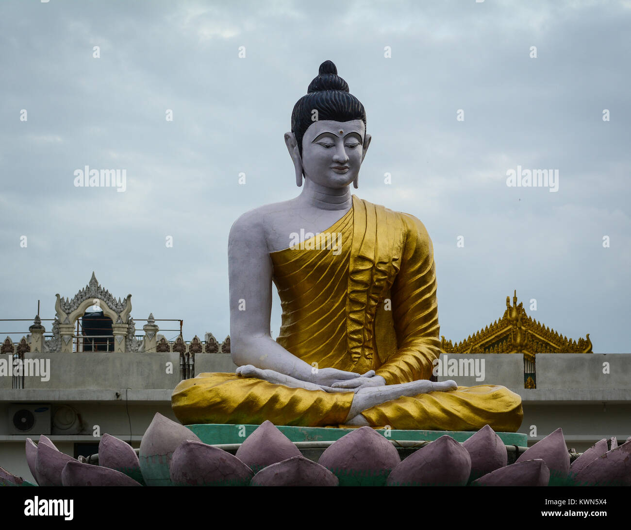 Giant Buddha statue at the Thai pagoda in Bodhgaya, India Stock Photo -  Alamy