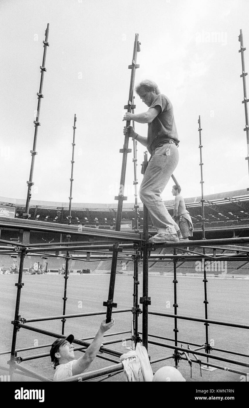 Edwin Shirley Staging crew building a stage in Wembley Stadium for the Jean Michel Jarre concert tour, Europe in Concert, London, 26 - 28th August 1993 Stock Photo