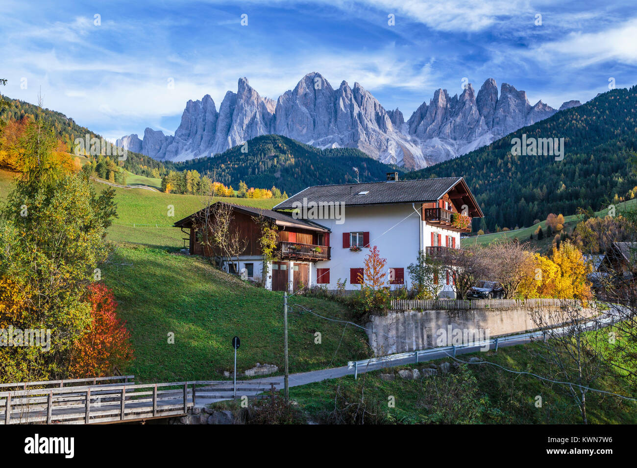 The Val di Funes Valley and village of Santa Maddalena with views of the Dolomites, South Tyrol, Italy, Europe. Stock Photo