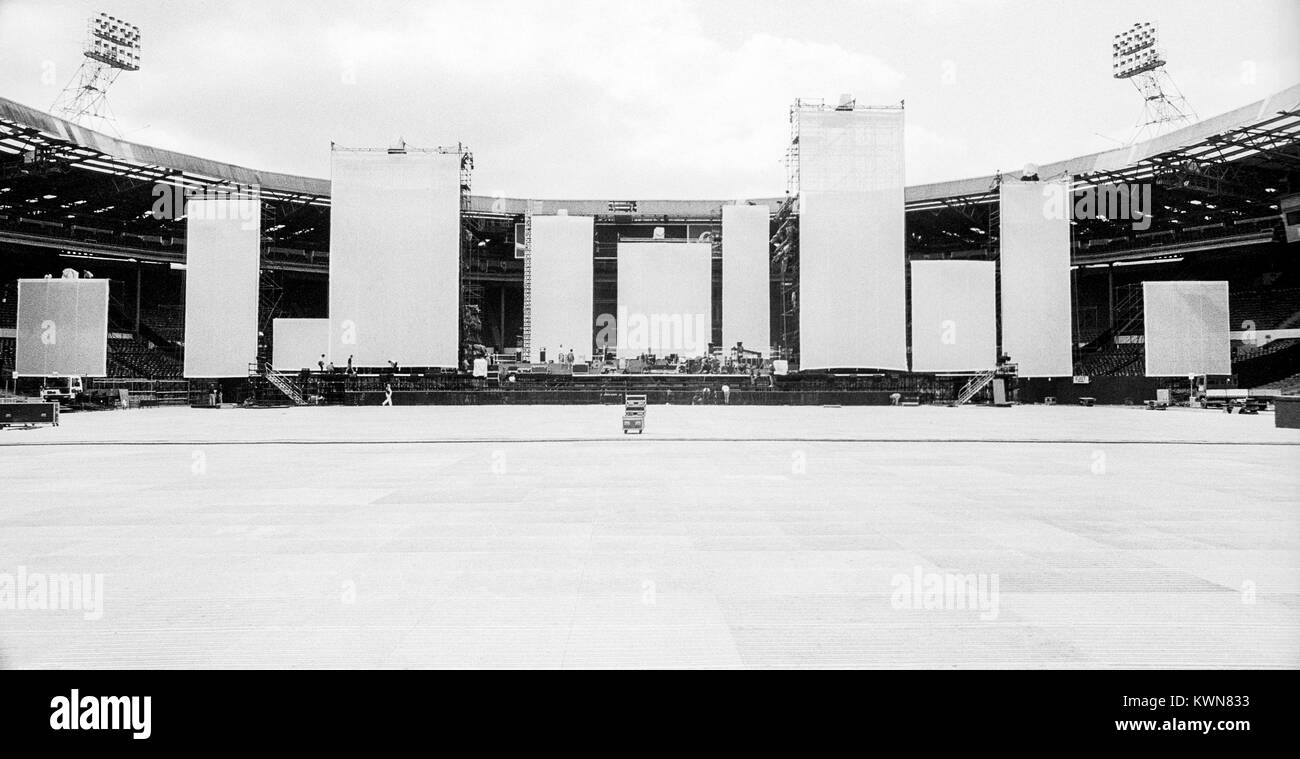 Edwin Shirley Staging crew building a stage in Wembley Stadium for the Jean Michel Jarre concert tour, Europe in Concert, London, 26 - 28th August 1993 Stock Photo