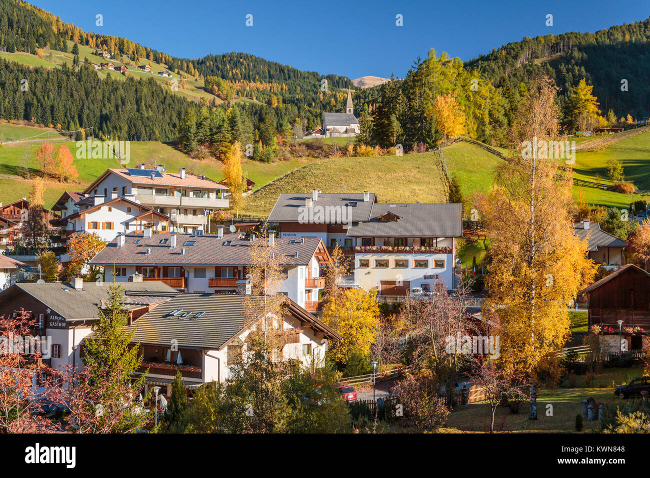 The Val di Funes Valley and village of Santa Maddalena with views of the Dolomites, South Tyrol, Italy, Europe. Stock Photo