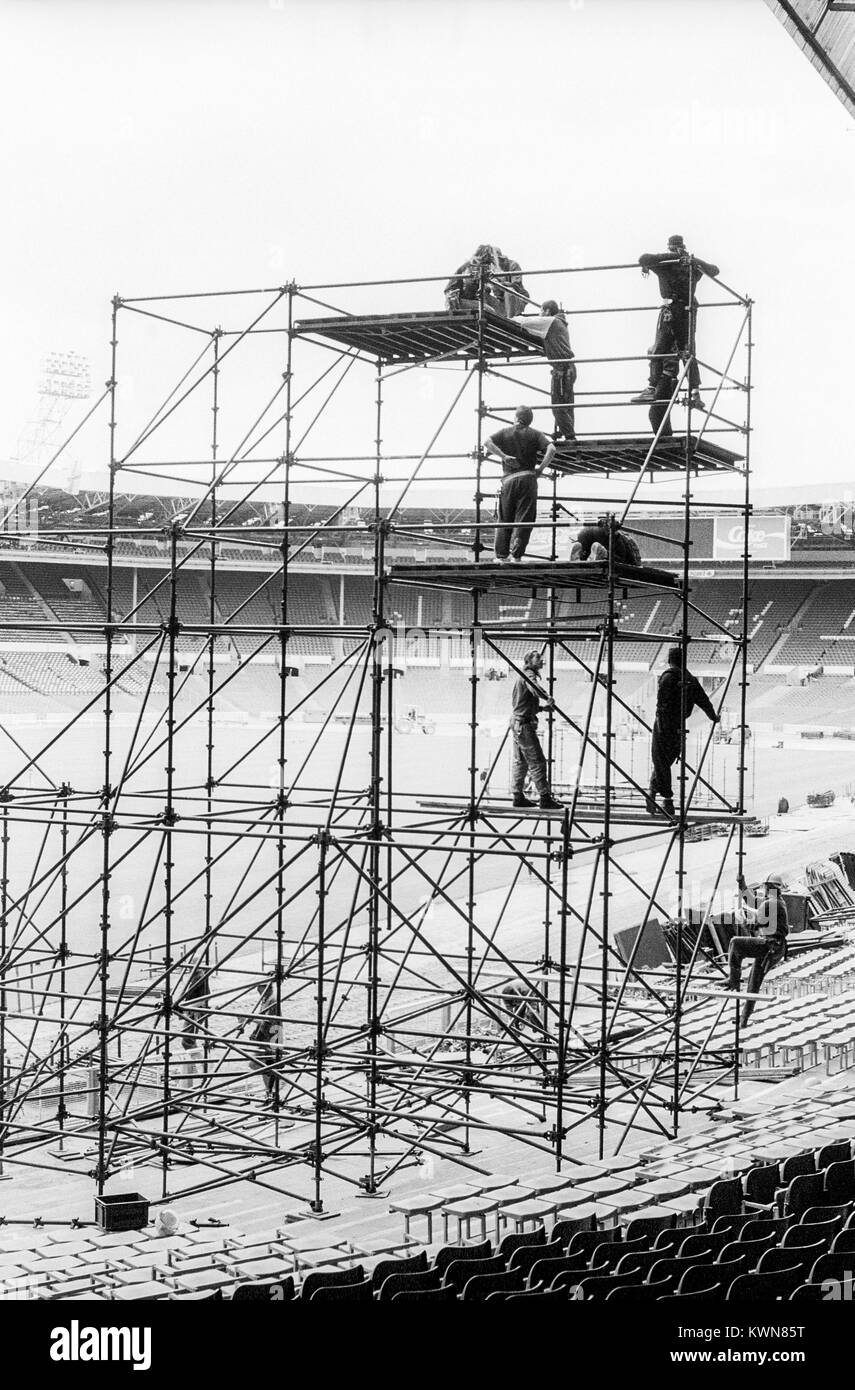 Edwin Shirley Staging crew building a stage in Wembley Stadium for the Jean Michel Jarre concert tour, Europe in Concert, London, 26 - 28th August 1993 Stock Photo